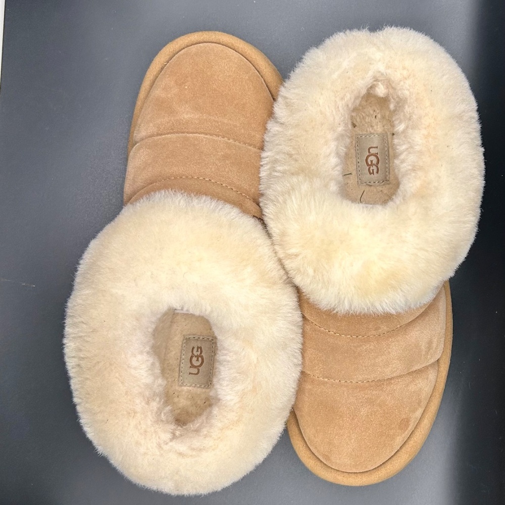 UGGS - Picture 4 of 5
